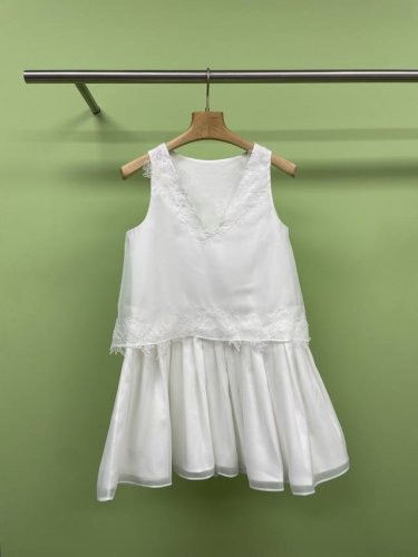 odtd新品25春夏时尚V领刺绣蕾丝装饰宽松连衣裙，蕾丝刺绣拼接深V连衣裙，空气中吹起凉爽的风，裙摆被日暮的橘色所浸染，混纺纤维材质亲肤透气，隐约展露锁骨修饰脸