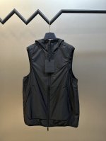 Moncler连帽反光印花马甲 采用20D超轻尼龙面料制成，经防污防水抗撕裂复合工艺处理，表面呈现独特的丝绸光泽触感，搭配尼龙衬里，形成0.7Kg超轻量防护层，