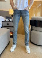 华伦天奴 2025Ss蛇年春夏贺岁款牛仔裤。原单1:1制作，日常必备的完美之选，简单大气亦时尚有型，定制进口丹宁面料 ，重工洗水工艺，做工复杂工艺精湛。轻松迎合