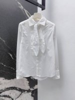 loe 25Ss 春夏新品压褶花结衬衫 可爱少女风领结可拆卸 袖口处精致的Logo刺绣 低调又彰显身份还有那枚金色袖扣 雕刻着独特图案 为整体造型增添了几分奢华