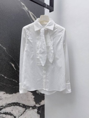 loe 25Ss 春夏新品压褶花结衬衫 可爱少女风领结可拆卸 袖口处精致的Logo刺绣 低调又彰显身份还有那枚金色袖扣 雕刻着独特图案 为整体造型增添了几分奢华