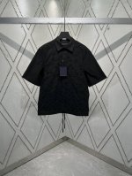 驴家 25Ss新款短袖衬衫取材顺滑棉质府绸，依托英式刺绣工艺为 Monogram 花卉融入渐变色调，与散落其间的 Lv 标识共同吹拂春日气息。腰部抽绳彰显创意巧