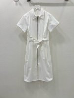 He*MèS 春夏官网同步H暗纹提花小翻领拉链式连衣裙，定位压褶处理，简约大气不失精致感。随性系上腰带上身超显瘦，休闲帅气单品，进口提花棉府绸面料，完美做工品质