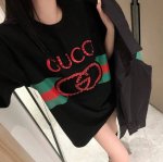 上新 Gucci古驰25Ss新款烫钻红绿撞色短袖T恤 挖到宝藏T恤啦 温柔风狠狠拿捏 高级到爆的撞色Style 百搭又显白 胸前重工烫钻拼色印花 细节感满满 瞬