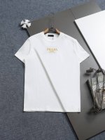 r-9502 普拉达Prada 25新款圆领短袖T恤，定织高克重纯棉面料300克左右，洗水定型处理，不变形不缩水，胸口字母刺绣+袖口金属三角标工艺，做工细致，男