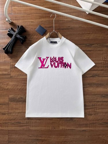 lv 2025夏装新款男女同款短袖T恤，！定制专属纯棉面料，定制原版工艺螺纹，胸前重工字母Logo工艺设计！简约大方，从容百搭，档次极高，完美融入时尚还有风情感