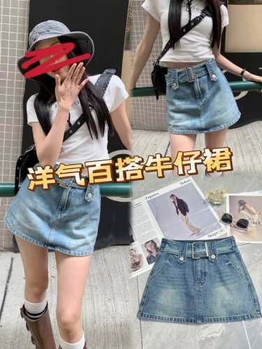 洋气百搭牛仔裙！夏日时尚C位担当，经典牛仔面料，质感满满，自带复古韵味。高腰版型搭配个性腰带，轻松勾勒纤细腰线。A字短裙设计，俏皮灵动，巧妙修饰腿部线条，展现大