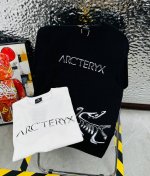 Arc‘Teryx 始祖鸟25夏季新款印花休闲宽松情侣款 短袖T恤D1006 细节:版本一比一复刻，吊牌 领标 水洗。 面料：采用40织双纱320克面料，原版1