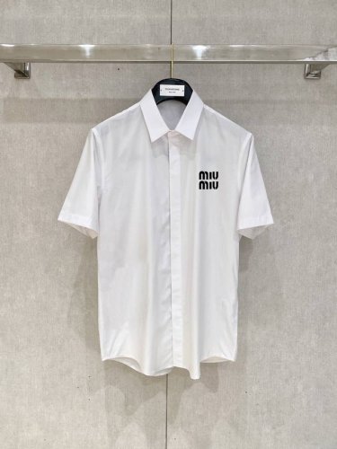 miu Miu 专柜最新款男士必备款衬衫，100%天然棉，舒服透气，原单狠货，原版面料，柔软舒适，上身高端又奢华，足够场面的档次，这款衬衫无不骄傲的让你满意有面