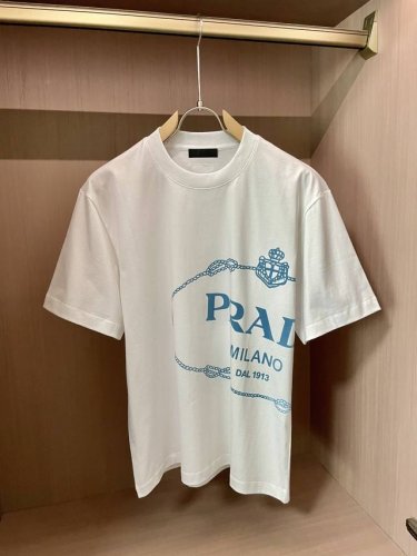 prad 官网同款 官网同款 官网同款 重磅推荐！2025Ss夏装新品 专柜在售 最新系列图案Logo短袖T恤 必须人手一件的节奏！进口顶极丝光面料，极为亲肤舒