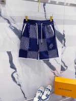 lv 2025春夏新款男士休闲短裤 高端货简洁时尚大方 定制原版进口面料 简洁利落又清爽 品质做工细节经得起任何形式检验简约大方百搭款 上身优雅帅气，焕然一新的