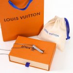 Louis Vuitton路易威登 口哨吊坠项链 官网最新款，众明星佩戴同款 现货秒发 原版购入开发 抛光 电镀 打磨 捞色 手工 滴色 镭射刻字 正确字体 及