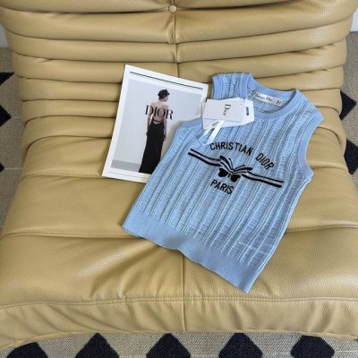 25Ss春夏新品 D家 针织背心上衣 演绎法式优雅新风尚 细腻格纹针织面料 质感满满 胸前字母蝴蝶结刺绣标识 低调彰显品牌格调 无论是休闲出街 还是各种场合 皆