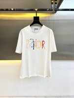 Dio迪奥、2025早春手绘印花标识徽章圆领短袖T恤。客供精纺针织棉面料,手感质感顺滑细腻,轻薄透爽,内外兼具的裁剪工艺,时刻保持足够完美的造型.别具一格的手绘