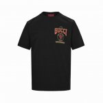 gucci 古驰 25Ss 胸口字母徽章印花短袖 精选 %高支棉，触感如春风拂面，轻盈贴合肌肤，赋予日常穿着以极致舒适。领口采用防变形螺纹织法，肩线精准裁剪修饰