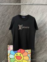 供 款号 G25 lv彩色签名刺绣圆领短袖 louisvuitton官网Zp同步新款T恤 面料采用32支双纱280克高克重纯棉面料 同缸定织定染原版同色螺纹 进