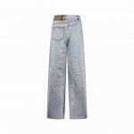Maison Margiela 贴片做旧牛仔裤 定制纹韵牛仔粗斜棉缎 质感卓越 舒适贴肤 浅蓝美学 静谧之美 以Mm6牛皮纸皮肌理为底 用腰间一抹标志 书写品牌
