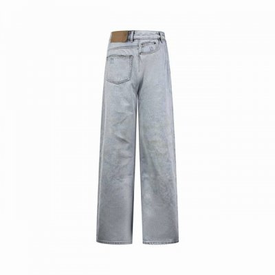 Maison Margiela 贴片做旧牛仔裤 定制纹韵牛仔粗斜棉缎 质感卓越 舒适贴肤 浅蓝美学 静谧之美 以Mm6牛皮纸皮肌理为底 用腰间一抹标志 书写品牌