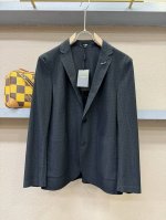 p440 Fendi芬迪 2025新品男士休闲西装外套，适合多种场合穿搭！经典品牌字母标点缀。外贸公司订单！面料质地细腻、定制原版面料！触感又柔软细腻、但型态又