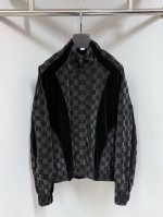 LV 25Ss新款运动衫出自 2025 春夏秀场，为经典廓形注入雅致意味。莹泽科技面料铺陈 Damier 哑光植绒图案，Marque L.Vuitton DéP