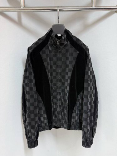 LV 25Ss新款运动衫出自 2025 春夏秀场，为经典廓形注入雅致意味。莹泽科技面料铺陈 Damier 哑光植绒图案，Marque L.Vuitton DéP