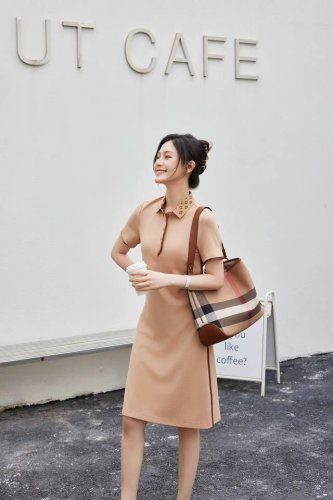 lv 25春夏新款经典老花织带翻领拼接连衣裙 时尚高挑，优雅高贵大气，精致翻领，大爱的一款 ！3色 码数：Smlxlxxlxxxl
