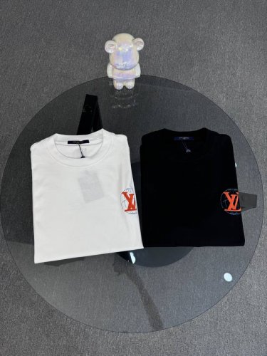 顶级版本 区别通货 25Ss 路易威登 夏季新款 重磅推出双纱纯棉面料短袖 春夏走秀款 个性独家款式 男女同款 采用进口定制定染面料 后领锁链底全包肩 过水不变