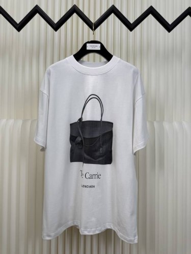 巴黎世家Balenciaga黑皮包白墨直喷印花短袖 采用21支双纱精梳棉，面料定制1：1原版同色。面料成衣洗水后克重约300克，螺纹搭配1*1同缸双纱螺纹。 3