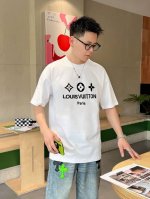 路易威登 新款字母印花双层重工短袖T桖 字母图案不管是T桖还是卫衣都是每年的爆款单品 前幅大面积印花采用大康丽数码印花机直喷 成本极高 经过多次的调试打版图案色