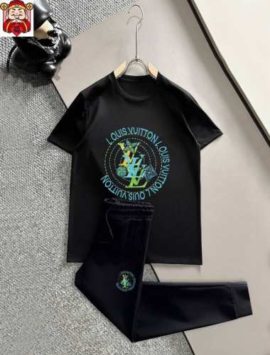 直 Lv路易威登 胖子福音 2025官网同款.世界知名奢侈品牌.夏季男士 双丝光 高品质货套装 采用进口原单面料 ，当季时尚潮流款，百搭爆款。简洁大方，精密的车