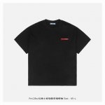 prada 普拉达 25Ss 红条小标硅胶字母短袖 面料采用230克重精梳棉 定制32支1*1螺纹 成衣两遍水洗处理 面料舒适亲肤无异感 定制定染面料 纺织密度