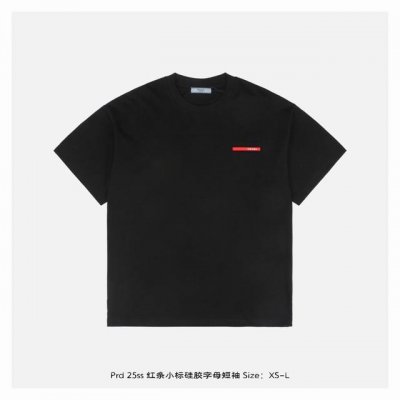 prada 普拉达 25Ss 红条小标硅胶字母短袖 面料采用230克重精梳棉 定制32支1*1螺纹 成衣两遍水洗处理 面料舒适亲肤无异感 定制定染面料 纺织密度