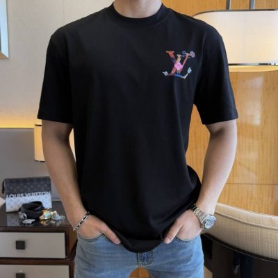 lv 2025Ss蛇年春夏精品宽松版短袖T恤 官网同步 高端品质 定制顶级长绒棉面料，顶级大厂1:1制作，时尚大牌重工艺Logo设计，手感柔软细腻 穿着亲肤舒适
