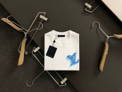 L牌*合身版型M-Xxxl 25春夏顶级蓝色立体贴布绣融合后幅热气球压胶经典短袖，精致工艺专柜面料，顶级元素融合打造，经典短袖3标齐全，潮男时尚，无论是上身舒适