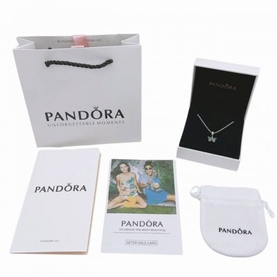pandora潘多拉 逐梦蝴蝶项链 蝴蝶正面翅膀中间的心形部分饰有个小钻 圈口有个 刻印 背面纹路清晰有英文字母 细节精美 蓝色寓意着期待和无私的爱 蝴蝶代表蜕
