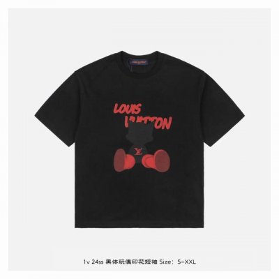 LV 24Ss 黑体玩偶印花短袖 面料采用230克重精梳棉 定制32支1*1螺纹 成衣两遍水洗处理 面料舒适亲肤无异感 定制定染面料 纺织密度高 垂感佳 不易变
