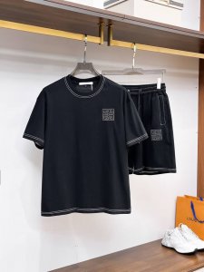 givenchy纪梵希 2025新款短袖短裤套装，春夏最好看的一款纯棉套装，定制专柜纯棉面料，原版定织罗纹，车线整齐。上身时髦洋气、兼具了实穿性以及设计感 既有