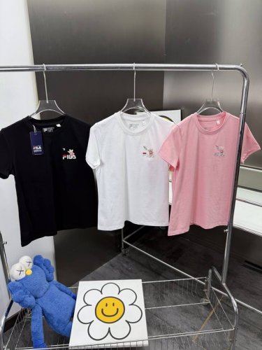 斐乐Fila女士夏季运动休闲纯棉刺绣卡通狗狗短袖T恤 同缸零色差领口螺纹 四针六线工艺 面料舒适透气 机洗不变形 人手必备款 颜色：黑 白色 粉色 三色必入款