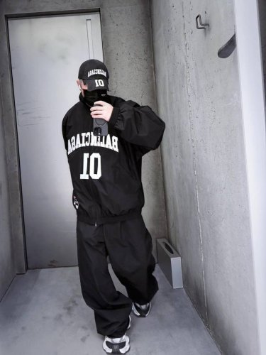 外套：8325# 裤子：8326# Balenciaga Basketball运动套装 最高版本 进口尼龙功能性面料，经纬三线混纺，手感舒适透气。采用3D立体剪
