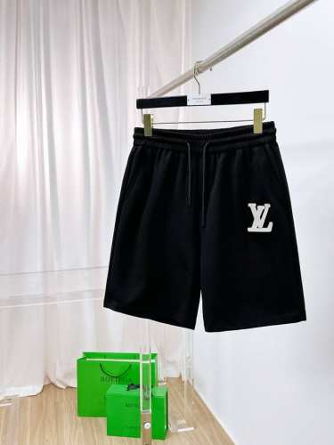 lv 2025春夏新款男士休闲短裤 高端货简洁时尚大方 定制原版进口面料 简洁利落又清爽 品质做工细节经得起任何形式检验简约大方百搭款 上身优雅帅气，焕然一新的