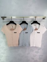 miumi* 25 春夏最新方领针织短袖！ 质感高级舒适 方领针织剪裁 通体素色配合胸前装点Logo徽标 彰显显品牌个性 凸显穿搭高级感 方领版型展露出迷人的肩
