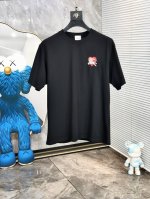 巴宝莉。穿200斤。宽松版 顶级货品2025春夏新款首发专柜最新款短袖圆领T恤 高端订制 设计前卫时尚！品牌Logo重工艺设计 高端定制天丝面料.手感柔软.穿着