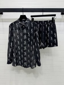 上新原单高端品质Ysl*2025春夏最新系列 印花廓形衬衫短裤套装 定制进口斜纹稠材质 质感垂顺舒适 正肩翻领衬衫高腰弹力短裤套装 通体满印字母图案 老钱松弛感