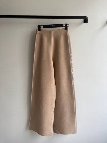 dio*25春夏新款 老花字母连帽双面羊绒 原版开发 高版出品！双色提花质感超级无敌细腻软糯！经典款 奢华优雅气质女神值得拥有。3D立体剪裁完美版型上身巨显瘦！