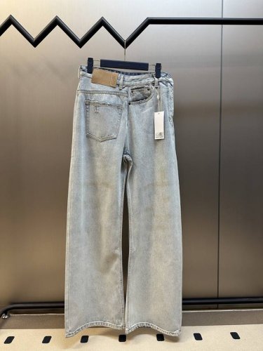 Maison Margiela 纸标做旧牛仔裤 定制纹韵牛仔粗斜棉缎面料，以Mm6牛皮纸皮肌理为底，用腰间一抹标志，书写品牌信仰。 擦压皱猫须技术和枪画猫须技术