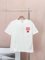 Miumiu 原单狠货 25Ss 新款夏款 Miumiu 红色爱心字母Logo贴布绣 时装秀的曙目风采 1:1 原版定制面料 手感非常舒服 Os落肩版型 时尚又