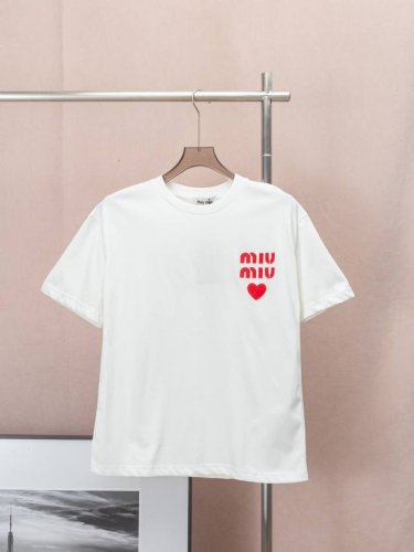 Miumiu 原单狠货 25Ss 新款夏款 Miumiu 红色爱心字母Logo贴布绣 时装秀的曙目风采 1:1 原版定制面料 手感非常舒服 Os落肩版型 时尚又