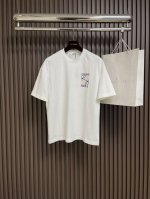 Loewe 徽标撞色胶印Logo短袖T恤，简约清新风格，彰显出高品格的气质，采用260G精梳棉面料，面料厚实柔软亲肤，松软细腻着身感更舒适透气，手感质感无可挑剔