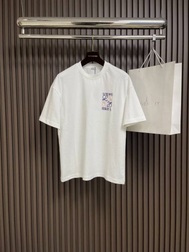 Loewe 徽标撞色胶印Logo短袖T恤，简约清新风格，彰显出高品格的气质，采用260G精梳棉面料，面料厚实柔软亲肤，松软细腻着身感更舒适透气，手感质感无可挑剔