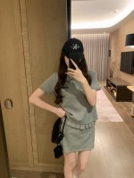 miumiu缪缪定制字母小标花边翻领短袖短裙套装 款号：25670605320 颜色：灰色 白色 尺码：Sml S码80-95斤 M码95- 斤 L码 -125